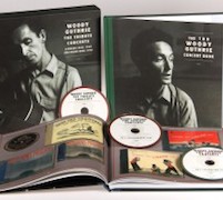 Various Artists: WOODY GUTHRIE: The Tribute Concerts (Carnegie Hall 1968 / Hollywood Bowl 1970) – 3-CD-Deluxe-Hardcover-Box im LP-Format mit zwei gebundenen Büchern
